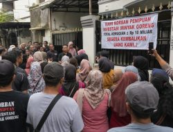 Puluhan Korban Minyak Goreng Geruduk Rumah Pelaku di Mekarsari Depok