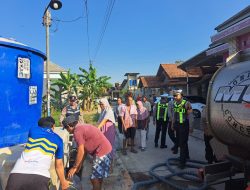 Polresta Pati Salurkan Air Bersih untuk Warga Desa Gebang dalam Rangka Hari Bhayangkara ke-80