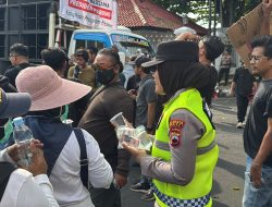 Polwan Polresta Pati Bagikan Air Minum untuk Pendemo, Sentuhan Humanis di Tengah Aksi Damai