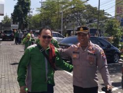 Puluhan Perwakilan Massa Kahutindo Diterima DPRD Jatim, Sempat Foto Bersama Wakapolsek Bubutan AKP WIDODO S.E.