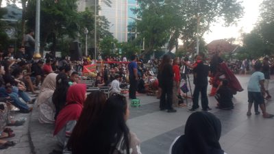Pagelaran Reog di Taman Bungkul Diserbu Warga, Hiburan Rakyat Dongkrak Omzet Pedagang
