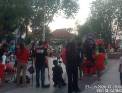 Pagelaran Reog di Taman Bungkul Diserbu Warga, Hiburan Rakyat Dongkrak Omzet Pedagang