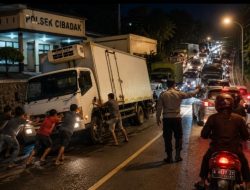 Truk Mogok di Tanjakan Cibadak Sebabkan Macet, Pemasok Mengaku Ditekan Biaya Derek dan Dimarahi Oknum Anggota Polsek Cibadak