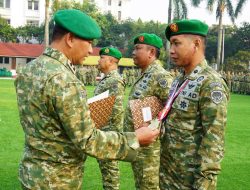Pangdam III/Siliwangi Berikan Penghargaan Kepada Satuan dan Prajurit Berprestasi Pada Upacara Bendera 17-an