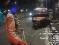 Sigap Layani Masyarakat, Patroli Polsek Tambaksari Aiptu Budi Hariyanto Bantu Sopir Mobil Mogok Di Jalur Cepat Suramadu