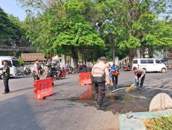 Polisi Pati Satset Bersihkan Tumpahan Minyak Goreng di Jalan Depan Bank Jateng, Informasi Masyarakat melalui 110