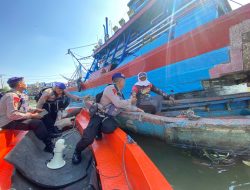 Polairud Polresta Pati Patroli Alur Sungai Silugonggo, Ingatkan Bahaya Kebakaran Kapal