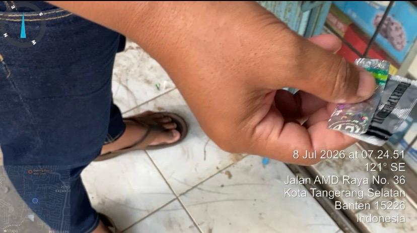 Tim gabungan media melakukan investigasi dugaan penjualan obat keras Daftar G di sebuah kios kosmetik di Pondok Aren, Tangerang Selatan.