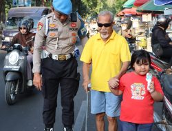 Humanis di Tengah Aksi Hari Ke-2 AMPB, Polisi Bantu Lansia dan Cucunya Menyeberang Jalan Saat Penyampaian Pendapat
