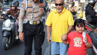 Humanis di Tengah Aksi Hari Ke-2 AMPB, Polisi Bantu Lansia dan Cucunya Menyeberang Jalan Saat Penyampaian Pendapat