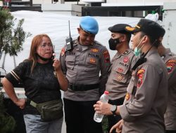 Humanis di Tengah Aksi Hari Ke-2 AMPB, Polisi Tetap Tersenyum Ramah Layani Peserta Penyampaian Pendapat