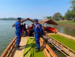 Patroli Wisata Waduk Seloromo, Polresta Pati Ingatkan Pengunjung Wajib Gunakan Life Jacket