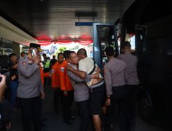 Duka Kebakaran KM Mutiara Sentosa II: Kapolres Tanjung Perak Kawal Evakuasi dan Dampingi Korban di Garis Depan