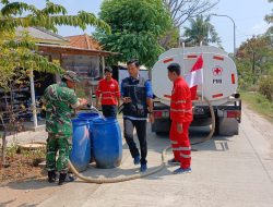 Krisis Air Bersih Akibat Kemarau, TNI Bersama Lintas Sektor Bergerak Bantu Warga. 