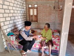 Usai Salat Jumat, Bhabinkamtibmas Polresta Pati Bagikan Berkah untuk Warga Desa Tompomulyo