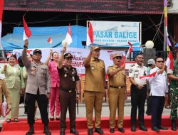 wujudkan Semangat Persatuan, Kapolres Toba Bersama Forkopimda Bagikan Bendera Merah Putih ke Masyarakat