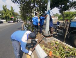 Tersenggol Truk, Tiang PJU Jalan Sumatra Bengkok Parah, Dishub Langsung Lakukan Penggantian