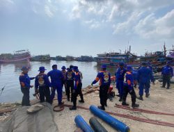 Polresta Pati Latih Relawan SAR Arnavat Operasikan Damkar Portable untuk Antisipasi Kebakaran Kapal