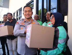 Kapolres Kudus Bagikan 350 Paket Sembako untuk Komunitas Ojol, Tekankan Keselamatan Berkendara