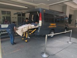 Ambulans Gratis Polresta Pati Antar Pasien Lansia Patah Tulang dari Pati ke RS Kariadi Semarang