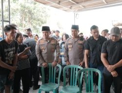Polres Kediri Dampingi dan Beri Dukungan Moril Keluarga Korban KM Virgo Transport 8