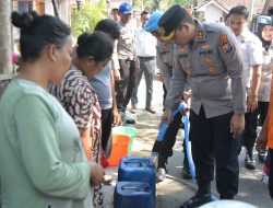 Polres Bondowoso Distribusikan Air Bersih Bantu Warga Taman Krocok Hadapi Kemarau Panjang