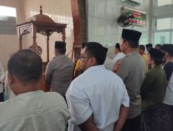 Polresta Pati Gelar Salat Jumat dan Berbagi Berkah, Kombes Sigit Ajak Warga Tingkatkan Keimanan dan Kepedulian Sosial