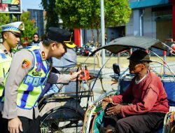 Rangkul Abang Becak, Polres Ponorogo Wujudkan Semangat ‘Polisi Bersama Masyarakat’ Tanpa Sekat