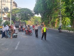 Polsek Pabean Cantikan Gelar Gatur Pagi di SMPN 8 Surabaya, Jamin Kelancaran Arus Lalu Lintas