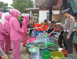 Polres Pasuruan Bersama Bhayangkari Salurkan Air Bersih dan Bansos untuk Warga Jatiarjo