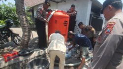 Atasi Kekeringan, Polres Blitar Kota Salurkan 3.000 Liter Air Bersih ke Kelurahan Sentul